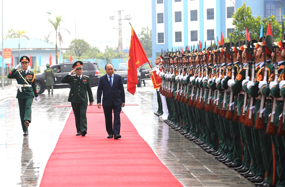 Chủ tịch nước Nguyễn Xuân Phúc cùng thiếu tướng Hoàng Kim Phụng, Cục trưởng Cục Gìn giữ hòa bình Việt Nam duyệt đội danh dự